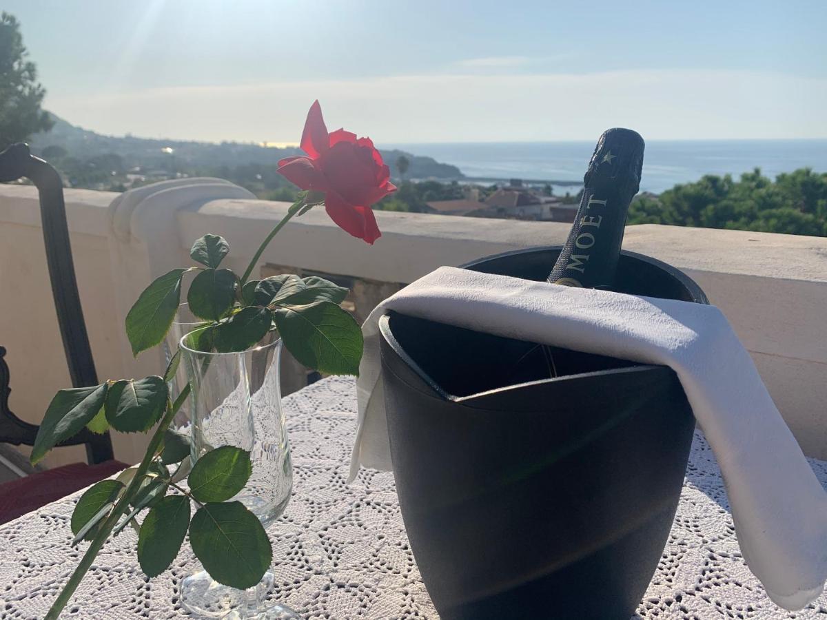 Villino Eleonora Bed & Breakfast ปาร์เกลียา ภายนอก รูปภาพ