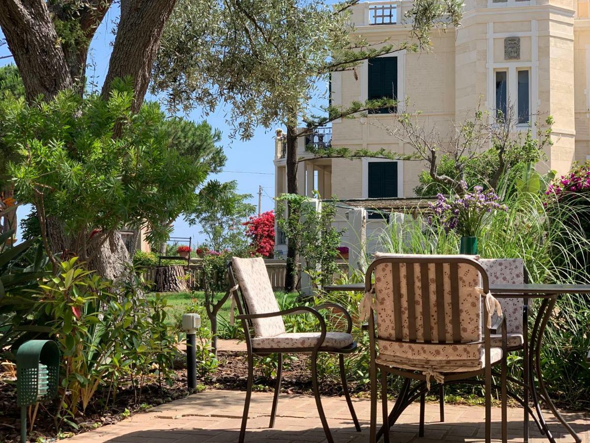Villino Eleonora Bed & Breakfast ปาร์เกลียา ภายนอก รูปภาพ