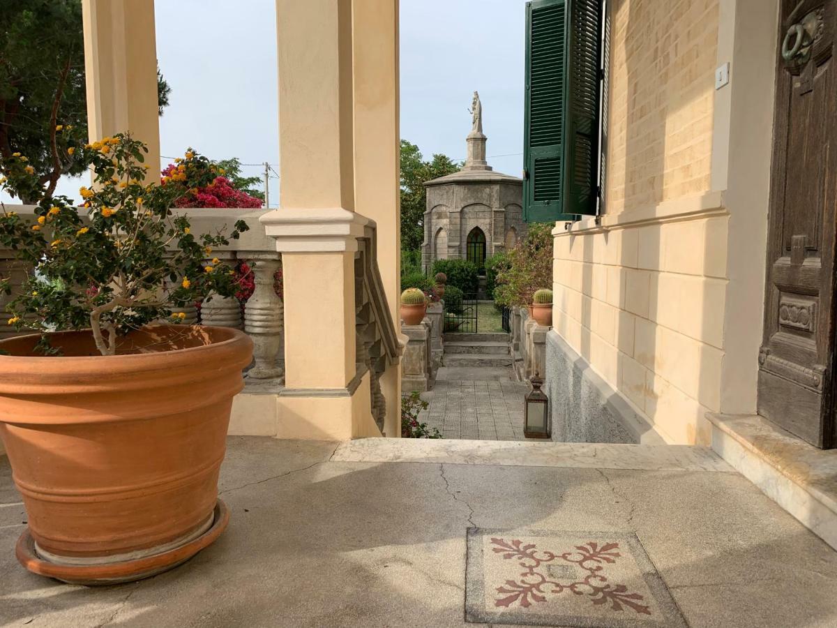 Villino Eleonora Bed & Breakfast ปาร์เกลียา ภายนอก รูปภาพ