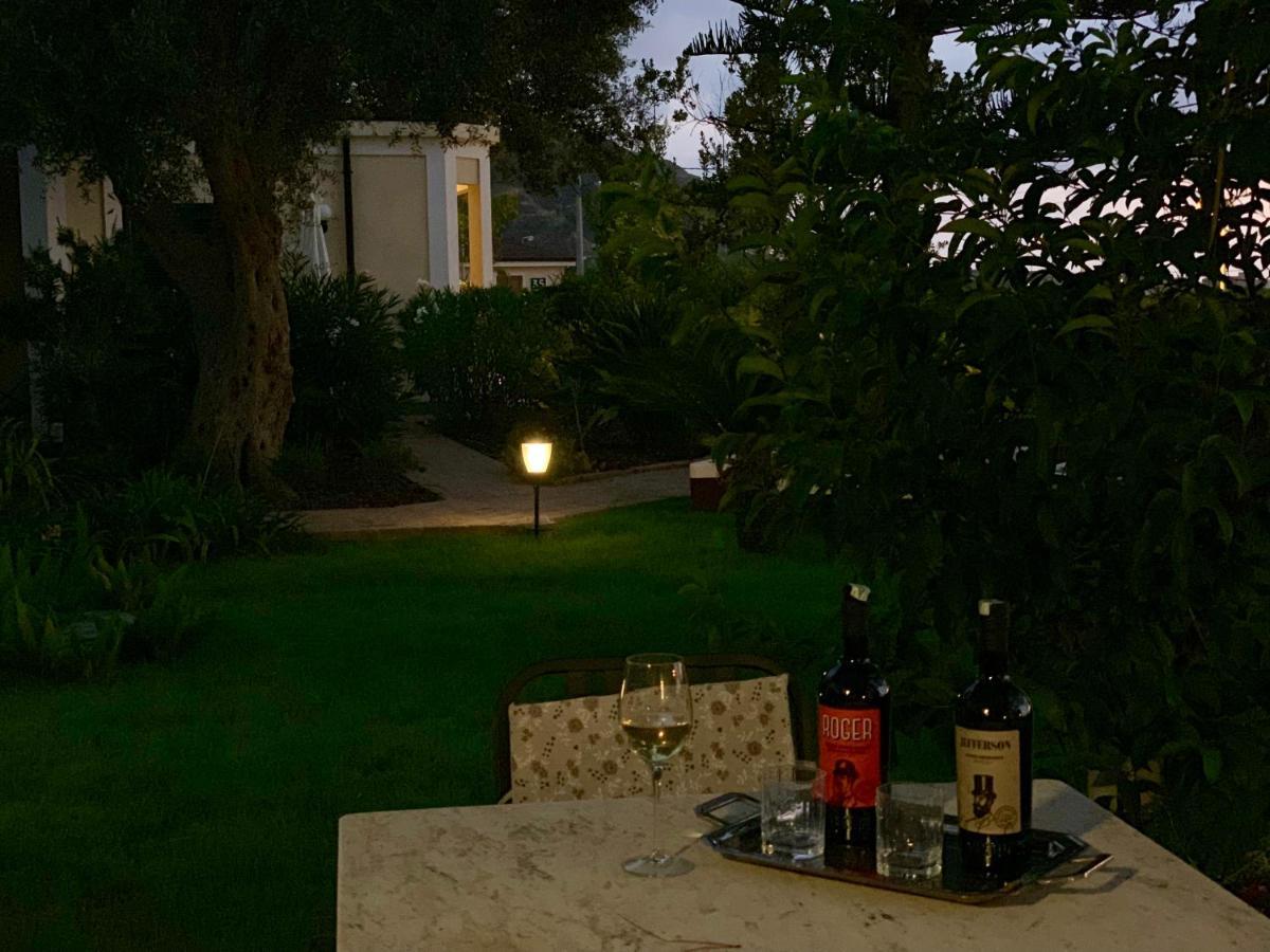 Villino Eleonora Bed & Breakfast ปาร์เกลียา ภายนอก รูปภาพ