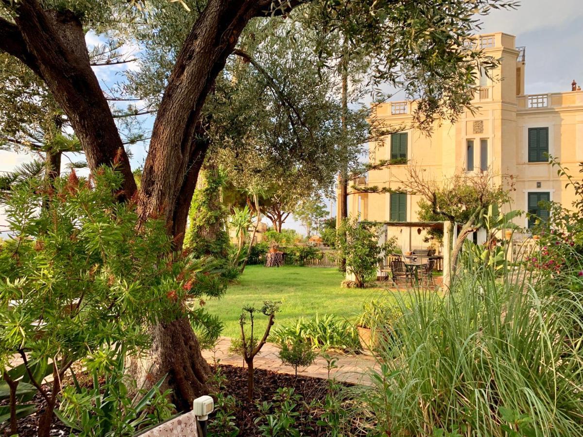 Villino Eleonora Bed & Breakfast ปาร์เกลียา ภายนอก รูปภาพ